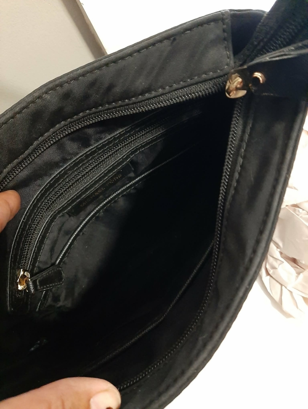 MICHAEL KORS "Kelsey" Large Black Nylon Crossbody Swingpack Bag w/ Gold Fixtures - Picture 6 of 10